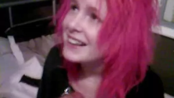 女孩鞋的色情影片的欺骗乳胶漆烟雾锥尾