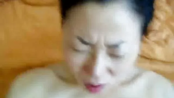 赤裸裸的被鞭打的妻子性别裸体
